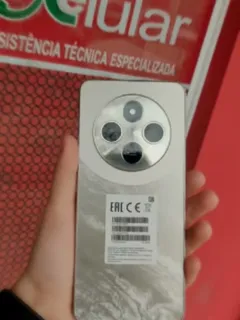 Celular novo na mão, em frente ao letreiro vermelho da loja