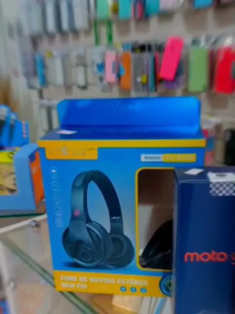 Vitrine com fone e caixa de celular moto