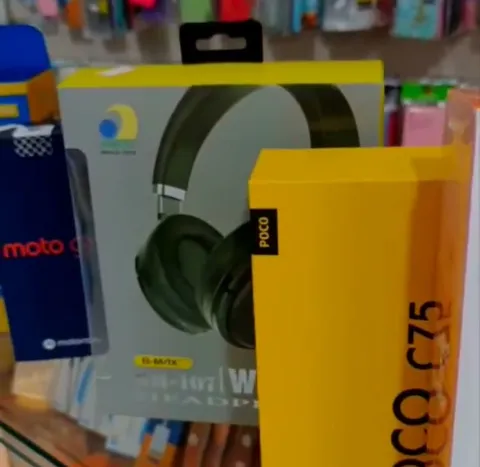 Caixa de celular POCO e fone na vitrine